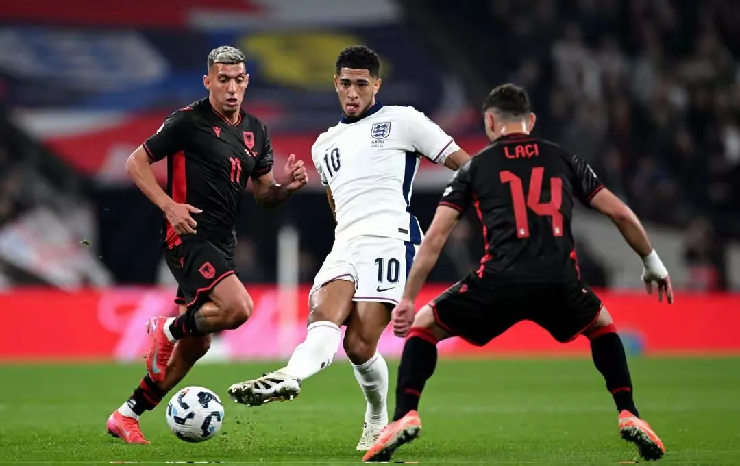 包含英格兰队横扫对手，再夺一场胜利的词条