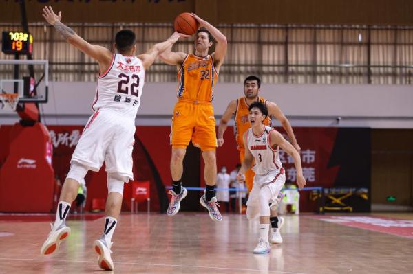 湖南男篮爆冷取胜，豪取四连胜