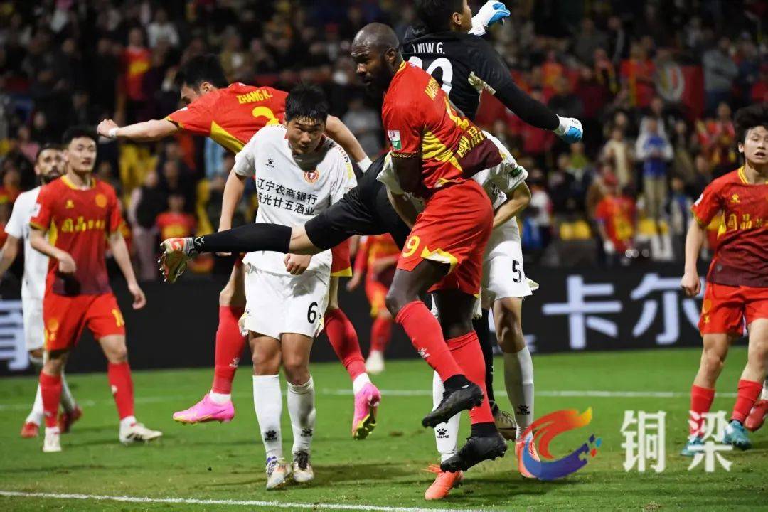 重庆队在激烈对决中战胜河南